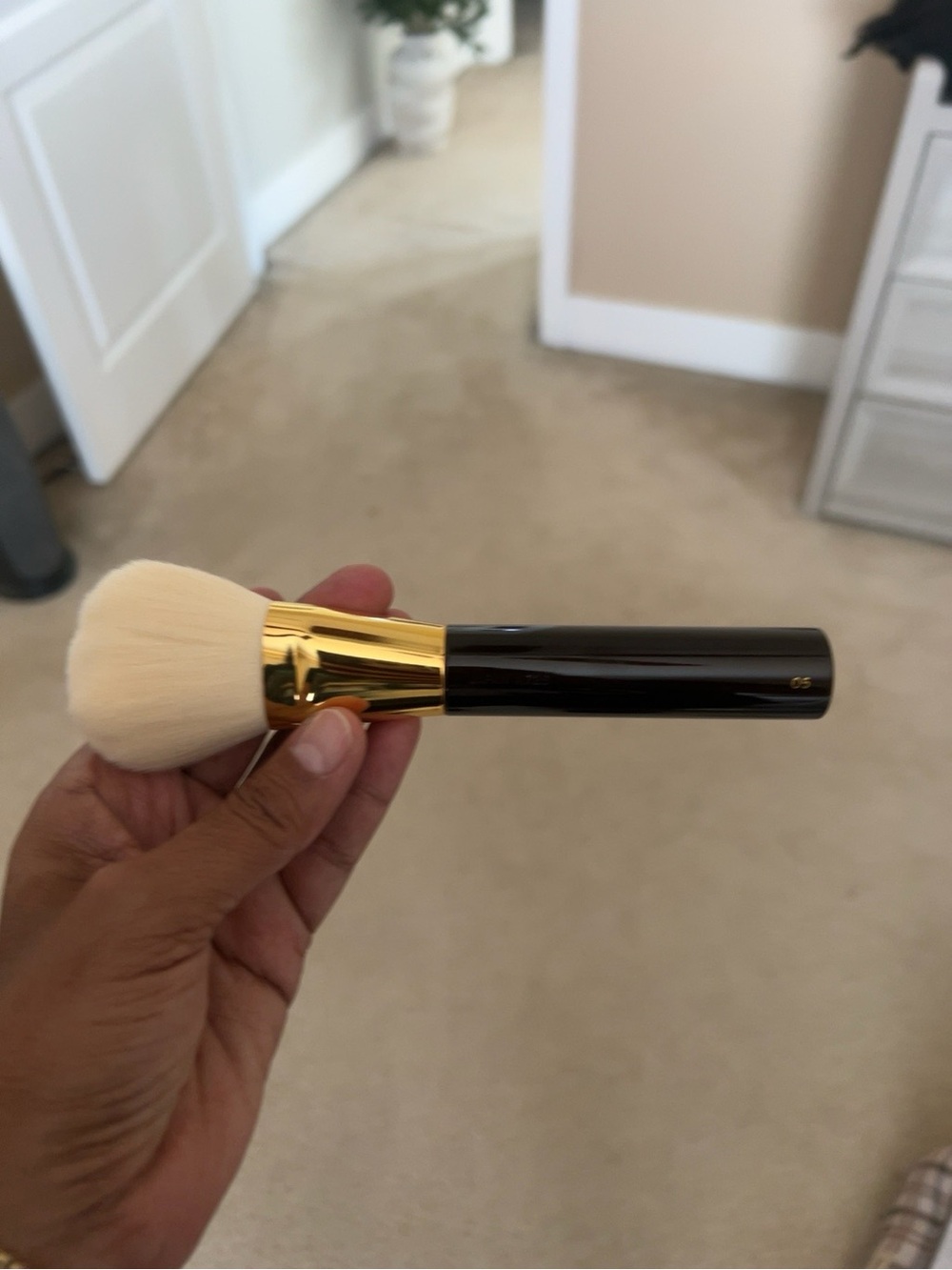 Tom Ford Cream Bristles with Gold Ferrule Powder Brush - Picture 4 of 9